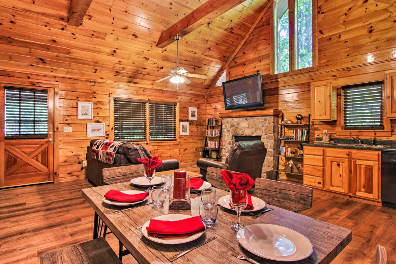 Charming Pigeon Forge Cabin With Private Hot Tub! セバービル エクステリア 写真